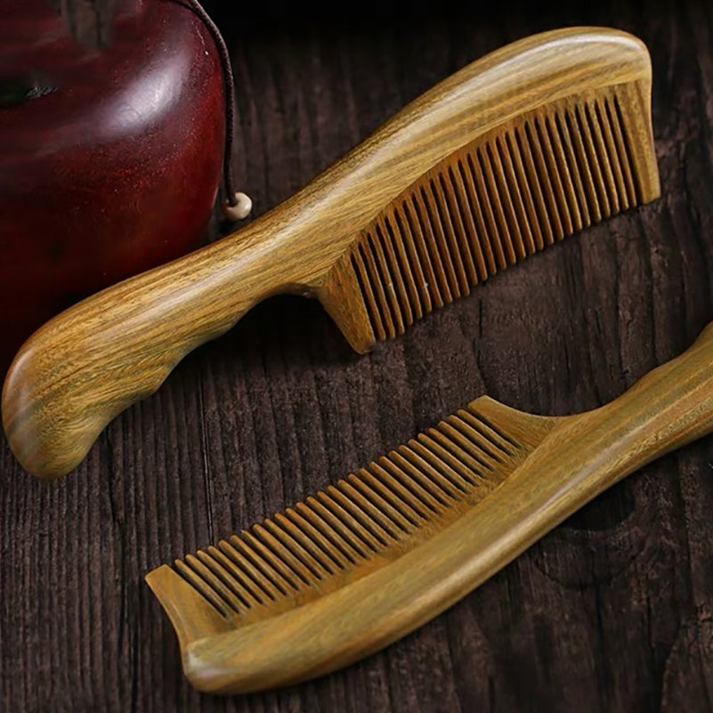 Fragrant wood comb with wavy handle teeth