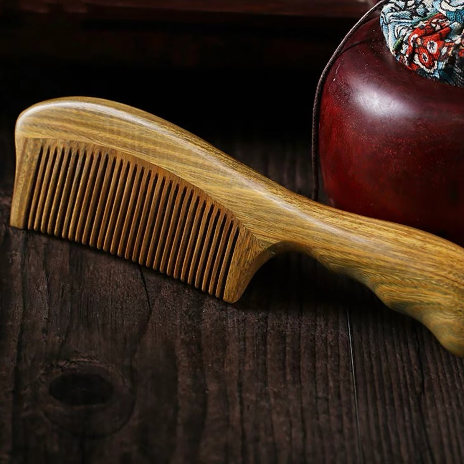 Fragrant wood comb with wavy handle teeth